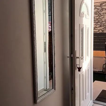 Sandra -private Parking And Garden شقة