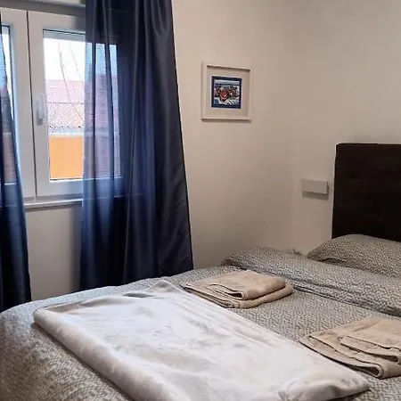 Sandra -private Parking And Garden