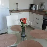 Sandra - Free Private Parking And Garden 자다르