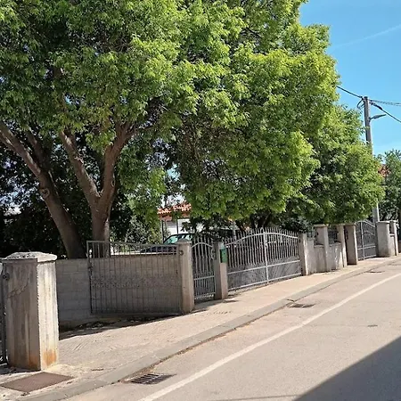 Sandra -private Parking And Garden Zadar