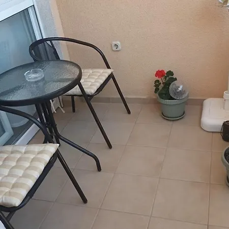 Sandra - Free Private Parking And Garden Apartment